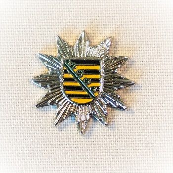 Pin Polizei-Mützenstern Sachsen versilbert, farbig emailliert Butterfly-Verschluss, 18 mm