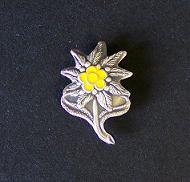 Pin 'Edelweiß' mit gelben Blüten auf versilbertem Edelweiss