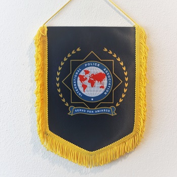 IPA Wimpel 18 x 25 cm, Kunstseide beidseitig bedruckt mit IPA-Logo und gelbes Fransenband mit Kordel 