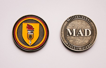Coin ''MAD'' Stelle, Messing, beidseitig geprägt, ø 40 mm, versilbert u. farbig ausgelegt 