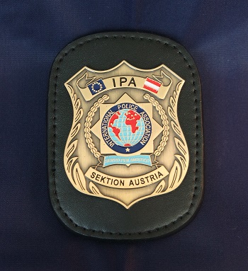 IPA-Badge auf Leder mit Gürtelclip - Österreich