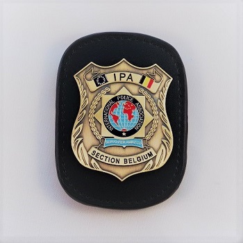 IPA-Badge auf Leder mit Gürtelclip - Belgien