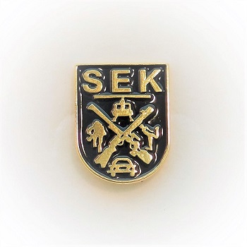 Pin SEK geprägt, Größe ca. 17 x 12 mm mit Schmuckschnäpper auf der Rückseite 