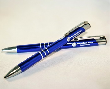IPA Kugelschreiber aus Metall, Farbe blau mit IPA Gravur, blau schreibend 