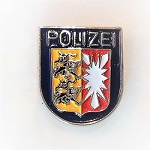 Pin Polizei-Ärmelabzeichen Schleswig-Holstein versilbert, farbig emailliert Butterfly-Verschluss, 16 mm