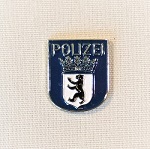 Pin Polizei-Ärmelabzeichen Berlin versilbert, farbig emailliert Butterfly-Verschluss, 16 mm
