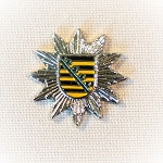 Pin Polizei-Mützenstern Sachsen versilbert, farbig emailliert Butterfly-Verschluss, 18 mm